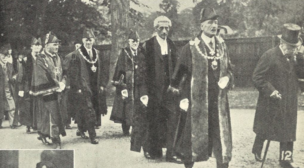 'King John (Lieut.-Col. H. A. Lake). Henry de Bohun (Miss Moisey), and attendants'<br>Sorry - the last two captions have been ironically switched<br><small><i>Cheltenham Chronicle and Gloucestershire Graphic</i> 2 July 1927</small>